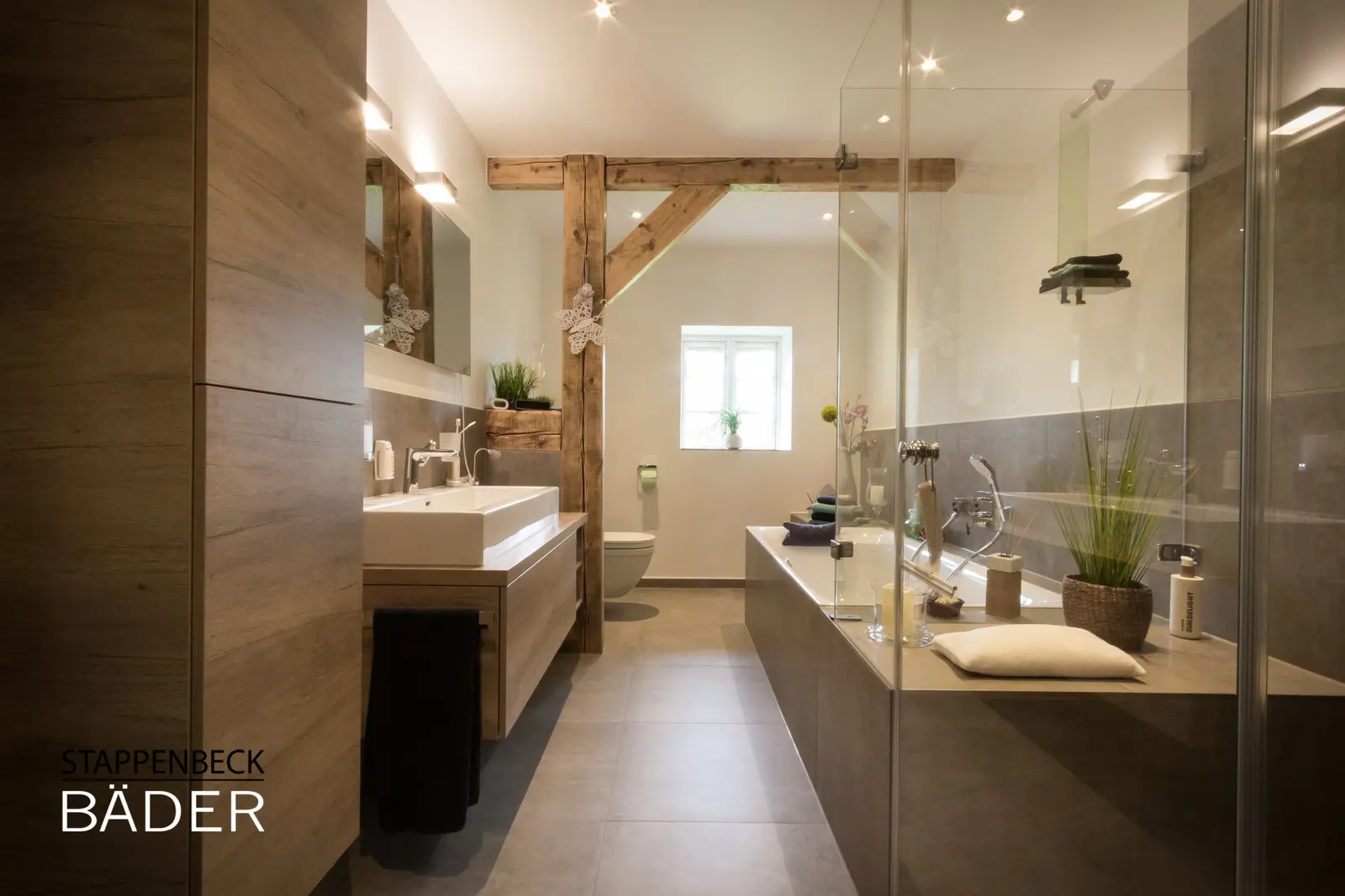 Landhausbad mit freigelegten Eichenbalken, Holz-Waschtisch, Wanne und Glasdusche