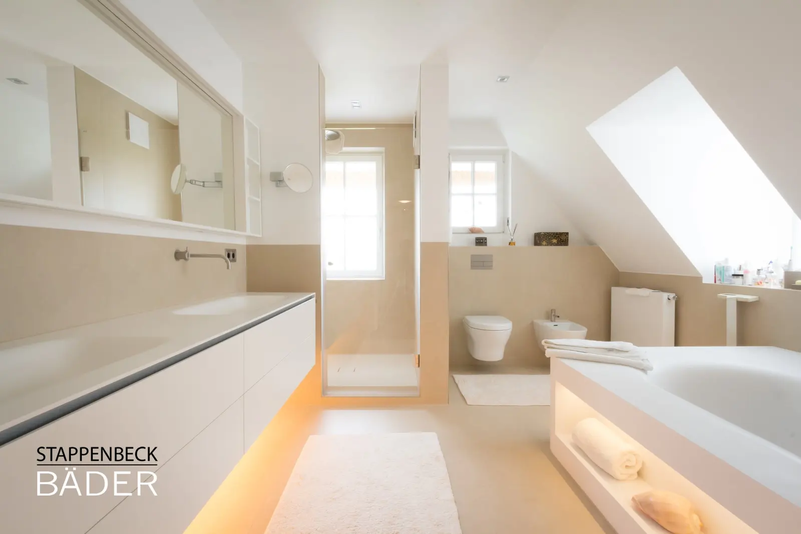 Gesamtblick ins Dachbad: Doppelwaschtisch, Dusche, WC, Bidet und Wanne unter der Schräge