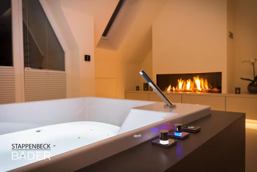 Wellness-Oase im Dachgeschoss mit Whirlpool an der Ostseeküste
